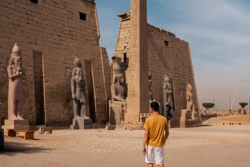 Antichi templi egiziani illuminati dal sole al tramonto