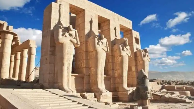 Vista exterior del templo en ruinas