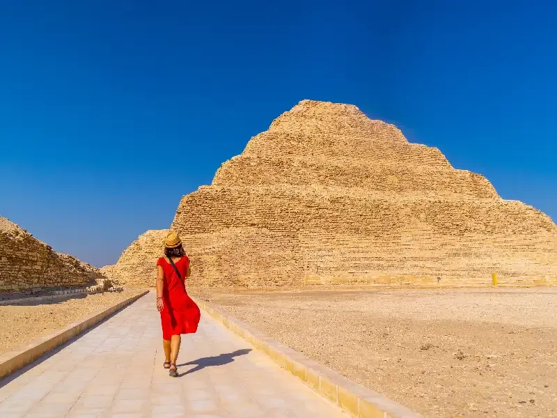 Partecipa a un tour Egitto Capodanno al Cairo con visite a Saqqara e alle Piramidi di Giza: un viaggio unico tra storia, cultura e fascino millenario.