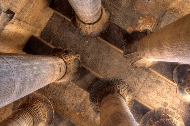 Colonnes et hiéroglyphes