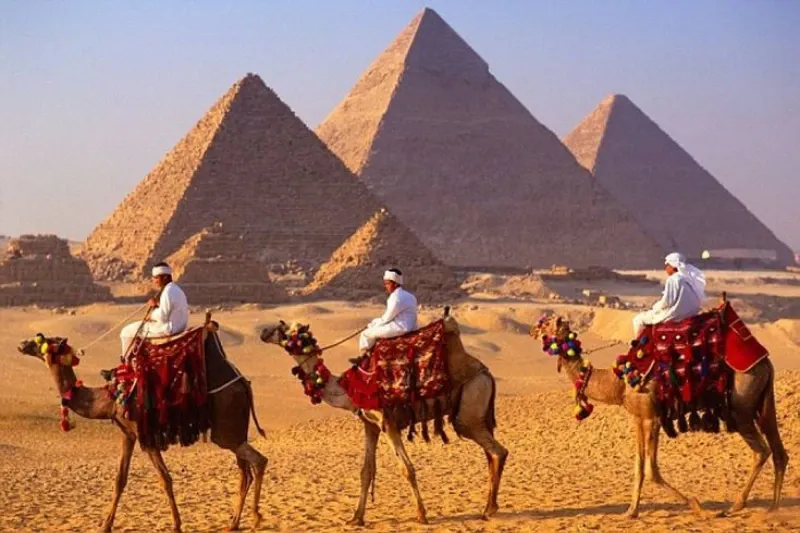 Giro in cammello vicino alle Piramidi di Giza a febbraio