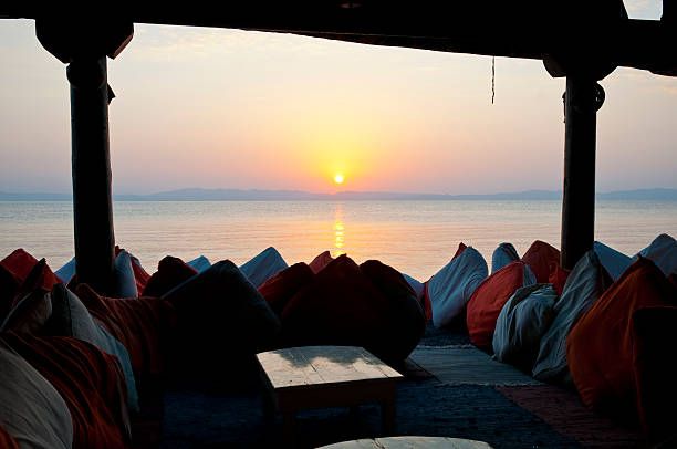 Plongeur explorant les récifs coralliens de Dahab en mer Rouge