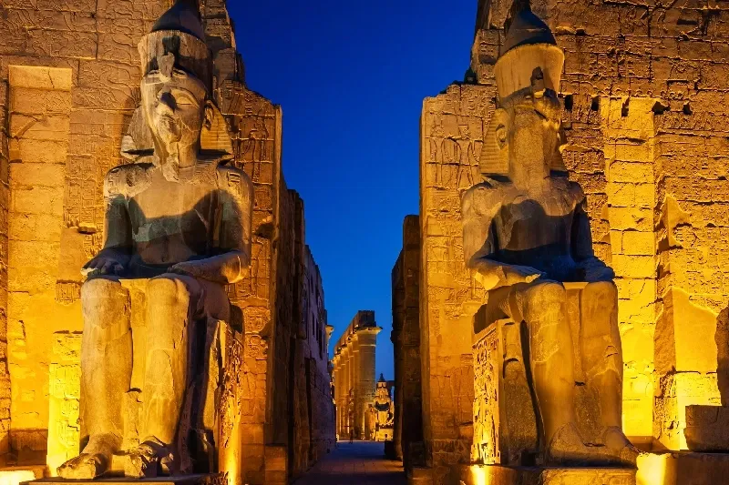 Monumenti illuminati di Luxor nel Tour della Città in Carrozza a Cavallo