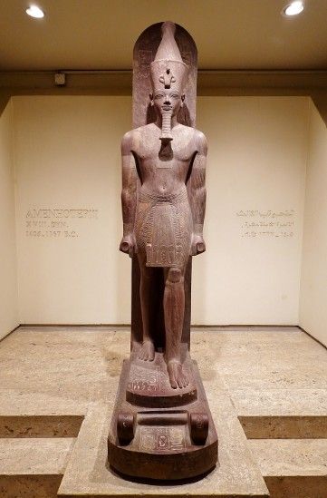 Interior con estatuas faraónicas