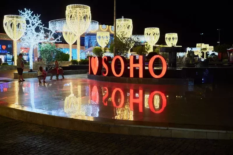 SOHO Square di notte con luci e fontane
