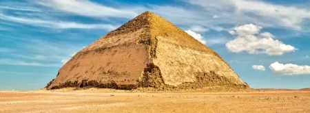 Vista panoramica della Piramide Romboidale a Dahshur, Egitto