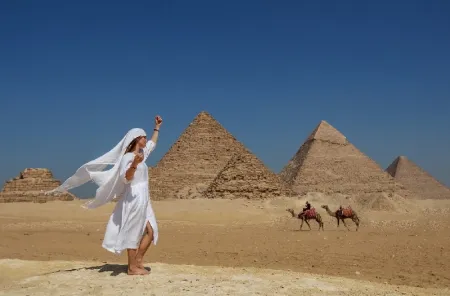 Le piramidi egizie di Giza nel deserto vicino al Cairo