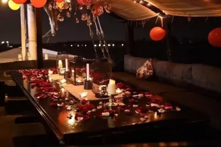 Coppia che brinda durante una cena sul Nilo