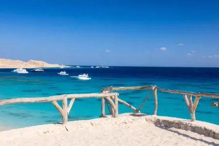 Sharm El Sheikh con spiagge e acque turchesi in estate.