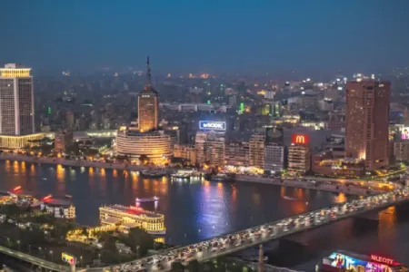 Viaggiare al Cairo: vista delle Piramidi di Giza e del bazar Khan el-Khalili, simboli della storia, della cultura e delle tradizioni egiziane.