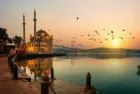Paseo en barco por el Bósforo con paisajes históricos de Estambul