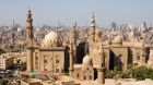 Fachada urbana con cúpula y minaretes de Mezquita de al Azhar