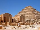 Sphinx de Gizeh devant la pyramide de Khephren, symbole des pyramides d egypte