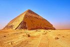 Vista angular clara de la Piramide acodada, Egipto